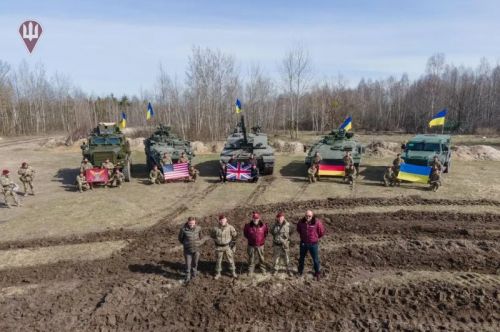 Na Ukrainę dotarły 3 pierwsze z 14 obiecanych czołgów Challenger 2, a także bwp Marder, transportery opancerzone Stryker i pojazdy Cougar i Senator / Zdjęcie: MO Ukrainy