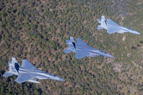 W EPAWSS wyposażane są amerykańskie samoloty wielozadaniowe: nowo produkowane F-15EX i modyfikowane F-15E / Zdjęcie: US Air Force