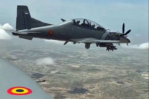 Samoloty szkolno-bojowe Hurkus czadyjskich wojsk lotniczych w locie zespołowym / Zdjęcie: via X