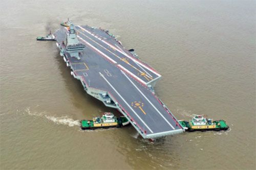 Trzeci chiński lotniskowiec – Type 003 Fujian wychodzi ze stoczni Szanghaju na fabryczne próby morskie / Zdjęcie: MW ChRL