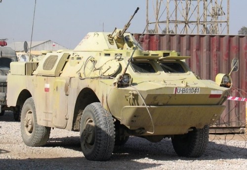 Do  Afganistanu płynie 10 samochodów opancerzonych BRDM-2M96iK Szakal,  przygotowanych w 1993 przez Wojskowe Zakłady Mechaniczne w Siemianowicach  Śląskich pod kątem misji w Iraku. Przypomnijmy, że powstał Szakal Plus ze  wzmocnionym pancerzem i rusztem mającym zmniejszyć prawdopodobieństwo trafienia  granatem z RPG-7, jednak mimo prób potwierdzających zakładany poziom ok. 50%  skuteczności takiego rozwiązania projekt nigdy nie został zrealizowany...  Dziś  ponownie pojawiają się głosy postulujące dalszą reanimację posiadanych BRDM-2,  jednak jak się zdaje dalsze brnięcie w technikę rodem z ZSRR nie jest racjonalne  zarówno biznesowo, jak i psychologicznie... /Zdjęcia: Jakub Borowski  (PAP)