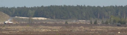 Pokazane  przedstawicielom mediów ostatnie punkty ostrzału Rosomaka, obserwowane z  odległości ponad 0,5 km. Po lewej widoczny Rosomak, z prawej BRDM-2. Na  sąsiednim zdjęciu widoczne uderzenia pocisków w pancerz / Zdjęcie: Grzegorz  Hołdanowicz