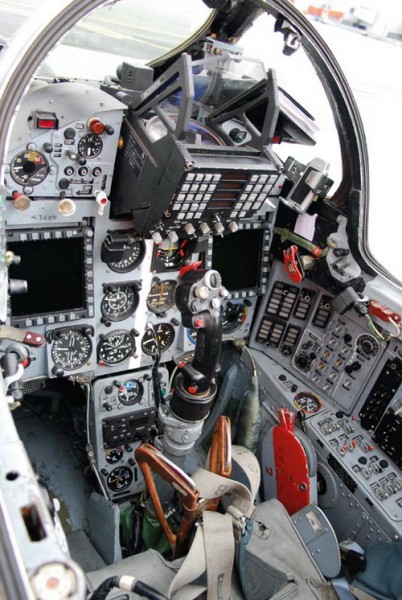 Odmieniona i odmłodzona kabina MiGa-21 MF. Na tablicy przyrządów dwa wielofunkcyjne monitory LCD, ponad nimi zespół wyświetlacza przeziernego ELOP 921. Na ramie wiatrochronu, u góry, nieco po prawej, widoczna miniaturowa kamera rejestrująca obraz prezentowany na wyświetlaczu przeziernym