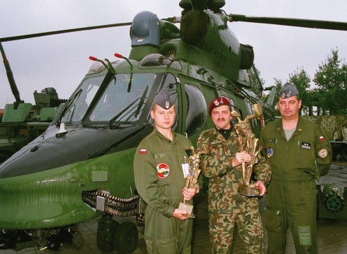 Żołnierze Wojsk Aeromobilnych byli dumni z tego, że główną nagrodę MSPO 2007 - Grand Prix przyznano WSK PZL Świdnik właśnie za ich przyszeły oręż - głęboko zmodernizowany śmigłowiec PZL W-3PL Sokół, efekt programu Głuszec. Jest on realizowany jest przez WSK PZL Świdnik oraz Instytut Techniczny Wojsk Lotniczych przy ścisłej współpracy z przyszłym użytkownikiem. Oby entuzjazm użytkowników wobec dzieła polskiego przemysłu zbrojeniowego nie został rozmieniony na drobne... / Zdjęcie: Wojciech Łuczak