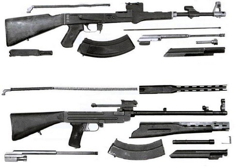 Rozłożony AK-47 Nr 3, poniżej dla porównania karabinek Bułkina z 1946