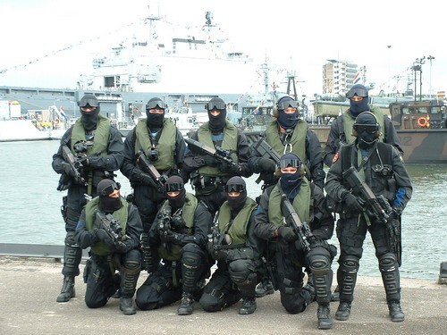 UIM specjalizuje się w morskich operacjach MCT. Na zdjęciu: dwa zespoły szturmowe z pistoletami maszynowymi FN P90, w zielonych kamizelkach ratunkowych w porcie wojennym /Zdjęcie: Audio Visuele Dienstverlening Koninklijke Marine