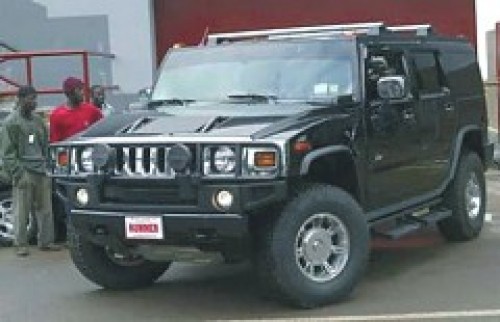 Jeden ze sprzedawanych w sieci General Motors luksusowych pojazdów terenowych Hummer H2, będący własnością obalonego prezydenta Liberii. Od debiutu H2 w 2002 w samych USA sprzedano 18861 tych samochodów. W marcu 2003 US Border Patrol złożył zamówienie na 100 pojazdów Hummer H1 (produkowanych od 1992), które wyprodukowane będą także w zakładach AMG w Mishawaka w stanie Indiana. Zakup nastąpił po dwuletniej eksploatacji próbnej 8 H1 na granicy USA i Meksyku. PHZ Bumar rozważał ewentualne podjęcie produkcji takich pojazdów z myślą o rynku wschodnim, jednak projekt upadł wobec uruchomienia przez rosyjską firmę Awtotor montowni HUMMER-ów zlokalizowanej w Kaliningradzie. Porozumienie pomiędzy Awtotorem a General Motors zostało podpisane podczas salonu motoryzacyjnego w Moskwie 28 sierpnia 2003. Rosyjska firma zamierza produkować dla Federacji Rosyjskiej 200-400 pojazdów rocznie!