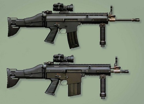 Pierwsze prototypy broni systemu SCAR rodem z belgijskiego FN Herstal - 5,56-mm kbk SCAR-L (S) i 7,62-mm kb SCAR-H (CQC) - przekazane do testów w czerwcu 2004. Widoczny jest brak podkładek dystansowych śrub mocujących lufę, odmienny kształt kolby, inny chwyt pistoletowy i nastawy przełącznika rodzaju ognia / Zdjęcie: FN USA