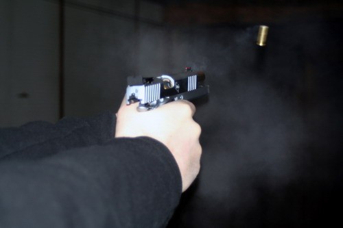 Widoczny minimalny podrzut pistoletu, ułamki sekundy po strzale /Zdjęcie: Bartosz Szymonik