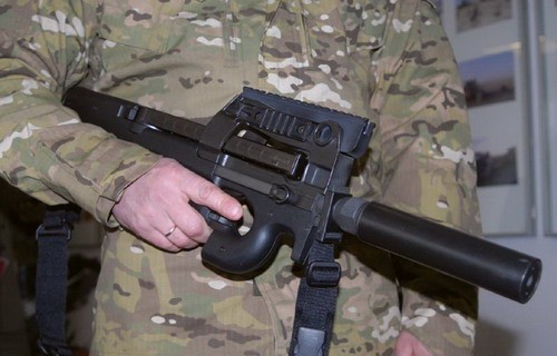 Pistolet maszynowy FN P90 TR (na zdjęciu wyposażony w tłumik dźwięku) wykorzystywany jest głównie do zadań ochrony VIP-ów