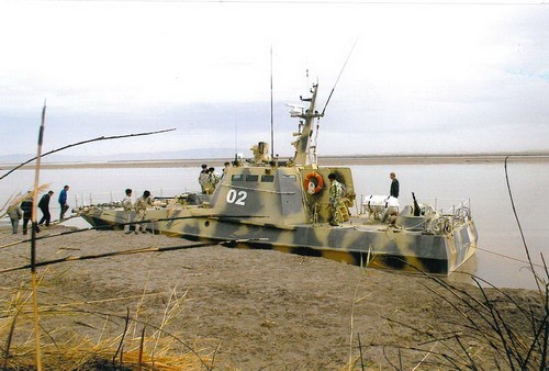 Kuter Sajchun (nr burtowy 02) już na wodach Amu-Darli. Dobrze widoczne pojazdowe moduły uzbrojenia zainstalowane na pokładzie dziobowym i rufowym / Zdjęcie: SRDSG
