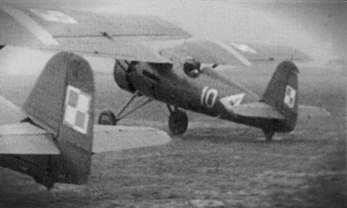 Kolejne ujęcie startującej białej 10-tki z ppor. Dudwałem za sterami. Pierwszego dnia wojny ppor. Dudwał zestrzelił jeden bombowiec He 111, ale w drugim locie jego samolot został poważnie uszkodzony ogniem działek niemieckich Bf 110. Przed zmianą lotniska, 3 września nie udało się przywrócić go do służby i P. 11 został porzucony, a następnie zagarnięty przez Niemców, którzy zdewastowali go doszczętnie / Zdjęcie: archiwum autorów