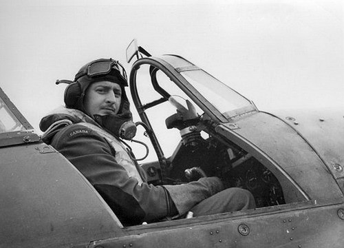 Kanadyjski pilot w kabinie swojego Hurricane'a / Zdjęcie: RAF