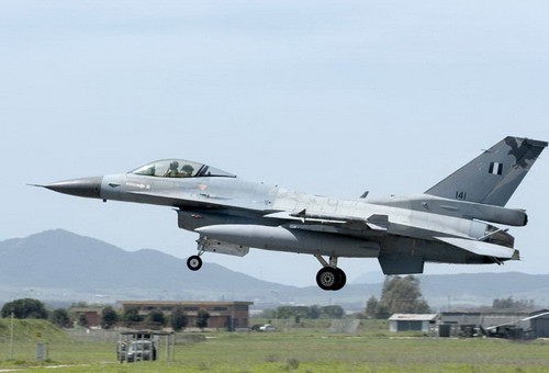 Lądowanie greckiego F-16C w bazie Decimomannu