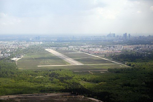 Lotnisko Warszawa Babice, pod warunkiem odpowiedniego przygotowania, może być centralną bazą lspp oraz stanowić odwód dla największego lotniska komunikacyjnego w kraju - warszawskiego Okęcia