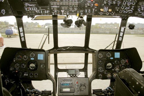 Kabina zmodernizowanego śmigłowca Mi-8T jest w pełni przystosowana do wykorzystania indywidualnych urządzeń wzmacniających obraz