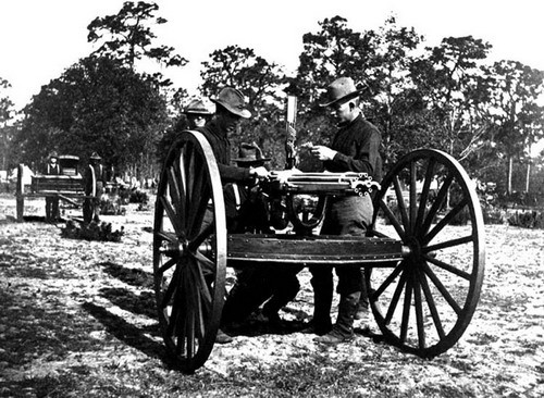 Kartaczownica Gatlinga w amerykańskiej służbie. Broń została sklasyfikowana przez US Army jako sprzęt przestarzały dopiero w 1911, po 45 latach służby, która objęła udział wojnie amerykańsko-hiszpańskiej oraz w walkach na Filipinach /Zdjęcie: USArmy