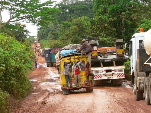 Gruntowe drogi są trudne do pokonania na co dzień (na zdjęciu kolumna transportowa EUFOR z polskim sprzętem na trasie do Ndżameny), a w porze deszczowej przypominają rozlewiska. 