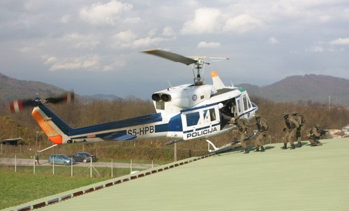 Desantowanie ze śmigłowca Agusta Bell AB.212, wchodzącego w skład Oddziału Lotniczego (Letalska Enota) policji słoweńskiej 