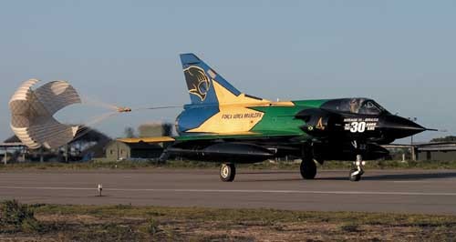 Najbarwniejszy brazylijski Mirage III, nr takt. 4922, otrzymał swoje malowanie w barwach narodowych Brazylii (zielony i żółty) z głową jaguara na stateczniku pionowym (symbol 1. GDA) dla uczczenia 30. rocznicy wprowadzenia Mirage do służby. Przygotowując ten samolot, artysta Reinor Fernandes spędził w bazie ponad dwa tygodnie / Zdjęcie: Chris Lofting