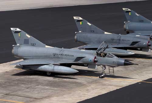 Brazylijskie Mirage na płycie postojowej lotniska. Wszystkie egzemplarze uchwycone na tym zdjęciu latały wcześniej w Armèe de L'Air / Chris Lofting