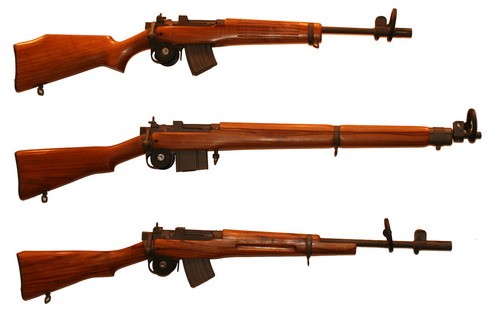 Enfieldy oferowane na IWA przez niemieckiego importera Austrialian International Arms (od góry): AIA M10-A2, No 4 Mk 4 Standard Rifle oraz AIA M10-A1. Pierwszy i ostatni to odmiany Enfielda do rosyjskiego naboju pośredniego 7,62 mm x 39 / Zdjęcie: Remigiusz Wilk