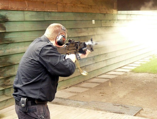 5,56-mm karabinek maszynowy MG4 w akcji - lekka i poręczna broń, z której bez problemów można prowadzić celny ogień nawet z ramienia, jak to demonstruje zakładowy strzelec / Zdjęcie: Remigiusz Wilk