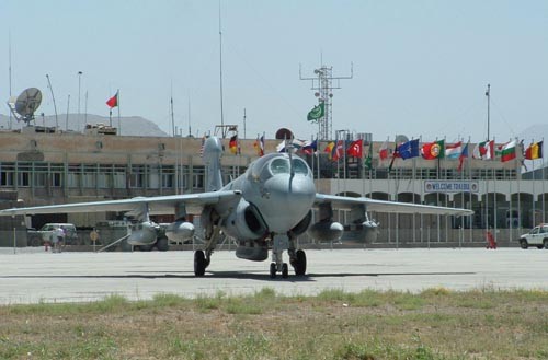 Międzynarodowy Port Lotniczy na lotnisku w Kabulu. W szczycie natężenia ruchu lotniczego obsługuje się tu 47 operacji lotniczych w ciągu jednej godziny. W ciągu sześciogodzinnej zmiany może ich być ponad 280 / Zdjęcie: via Waldemar Przemyski