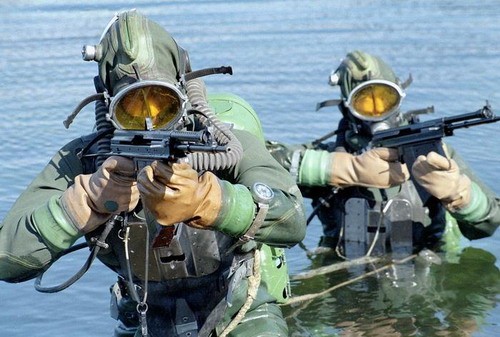 Ćwiczenia radzieckich płetwonurków-dywersantów. Jako ciekawostkę można napisać, że pistolety SPP-1M i karabinki APS trafiły przed 1989 również do polskich jednostek podwodnej dywersji