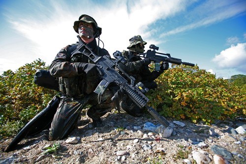 Komandosi uzbrojeni w karabinki G36KA1 z systemem szyn KAC G36 Rifle RAS i tłumikami dźwięku KAC QDSS-NT4 / Zdjęcie: Björn Wilke