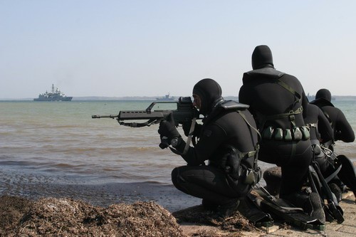 Komandosi z Kampfschwimmerkompanie uzbrojeni w karabinki automatyczne G36 podczas skrytego opanowania brzegu na którym zostanie wysadzony desant 
