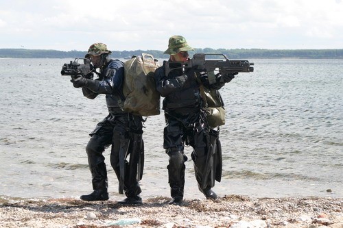 Dwaj płetwonurkowie bojowi z KSKp podczas szkolenia w infiltracji, uzbrojeni w karabinki G36KA2 z podwieszanymi granatnikami AG36 / Zdjęcie: Falk Plankenhorn