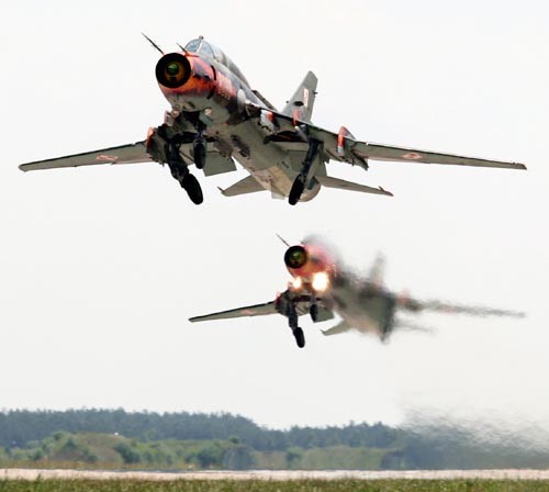 </span>Start pary Su-22. Samoloty tego typu okres swojej świetności mają już niewątpliwie za sobą, lecz po ich wycofaniu - z powodu braku następcy - użytkującym je obecnie jednostkom grozi likwidacja / Zdjęcie: Marcin Przeworski