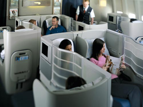 </span>Jednym  ze sposobów mających zapewnić więcej komfortu i intymności pasażerom  klasy biznes, jest naprzemienny, przypominającej pola na szachownicy,  rozkład foteli. Tak jest przykładowo w samolotach British Airways /  Zdjęcie: British Airways