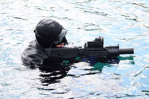 Podczas testów izraelskiej broni w Polsce, szanse zapoznania się z konstrukcją, w tym widocznym na zdjęciu 9-mm pistoletem maszynowym X95 z integralnym tłumikiem dźwięku, mieli między innymi komandosi z morskiego oddziału GROM / Zdjęcie: Grzegorz Franczyk
