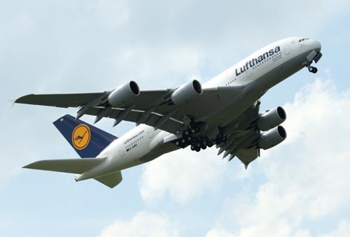 W połowie maja br.  Lufthansa odebrała pierwszego Airbusa A380, który  wykonuje teraz połączenia z Frankfurtu. Nie jest to jednak dla  niemieckiego przewoźnika narodowego czas na świętowanie. Działalność  linii zakłócają częste ostatnio strajki, a i konkurencja buduje coraz  silniejszą pozycję na niemieckim rynku / Zdjęcie: Grzegorz Sobczak