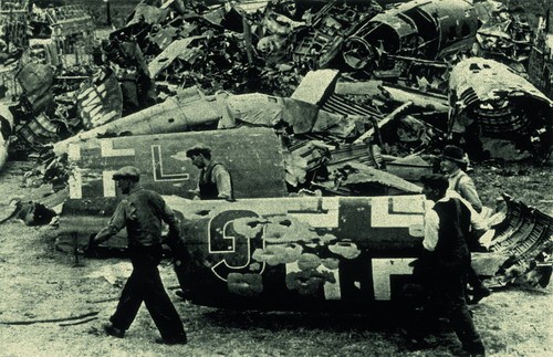 Przesadzona  liczba zestrzeleń, początkowo przypisywana w Anglii pilotom  Fighter Command, w niczym nie zmienia faktu, że Luftwaffe okazała się  niezdolna do zdobycia panowania w powietrzu nad wyspą i w Bitwie o  Anglię poniosła niepowetowane straty, nigdy już nie odzyskując w pełni  posiadanej wówczas siły bojowej. Angielskie złomowisko jej samolotów z  okresu Bitwy mówi o schyłku jej świetności / Zdjęcie: archiwum J. B.  Cynka