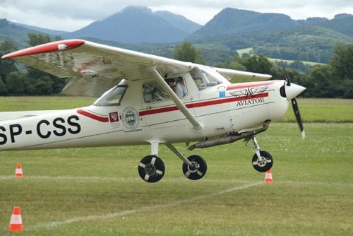 Ląduje Cessna 152 z załogą Marcin Chrząszcz i Kamil Kliza