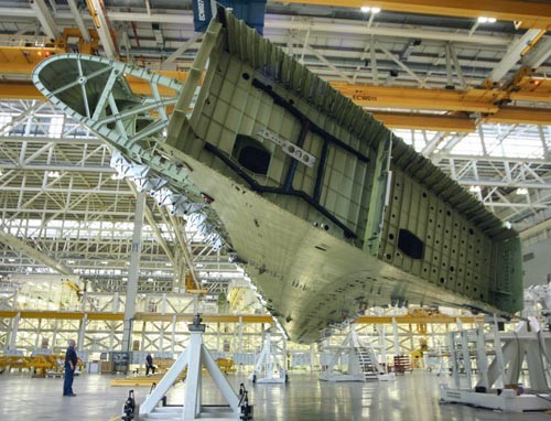 Zmontowany keson skrzydła do A380 po wyjęciu z przyrządu montażowego  jest ustawiany w położeniu poziomym. Na tym etapie konstrukcja ma masę  blisko 32 t / Zdjęcie: Airbus