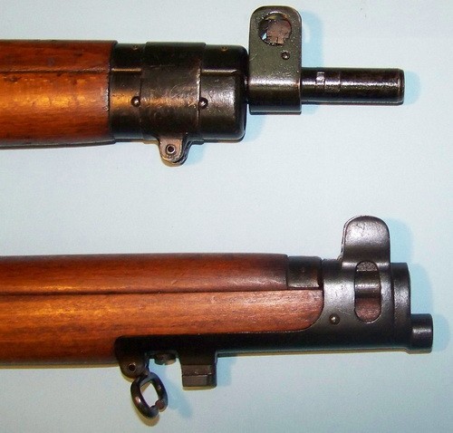 Porównanie muszek No.4 Mk I i No.1 Mk III*. Ten pierwszy wyposażony jest w muszkę innego typu, w większej osłonie, zamontowaną bezpośrednio na lufie, o przekroju prostokątnym i szerokości 1,4 mm