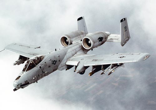 Amerykański  samolot szturmowy A-10 podczas działań nad Serbią / Zdjęcie:  USAF