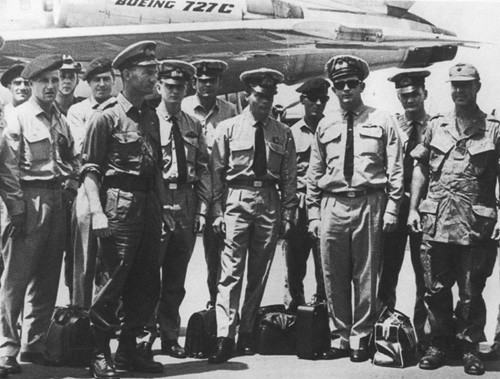 Pułkownik Ryszard  Gurewicz w grupie nowoprzybyłych do Wietnamu australijskich i  amerykańskich oficerów