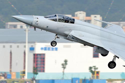 Wspólne dzieło chińskich i pakistańskich inżynierów - JF-17 Thunder. Już  pierwszy zakręt podczas pokazów w locie, wykonany po bardzo krótkim  rozbiegu i na niewielkiej wysokości, wskazuje na satysfakcjonujący  stosunek ciągu do masy samolotu i dobrą manewrowość przy małych  prędkościach lotu / Zdjęcie: Katsuhiko Tokunaga