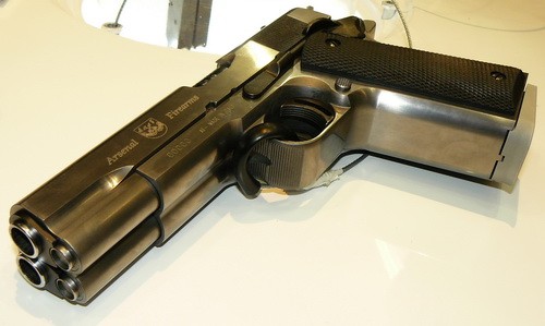 Początkowo potraktowany jako żart i próba zainteresowania zwiedzających, pistolet AF2011-A1 Second Century okazał się rzeczywistą konstrukcją, przypominającą zrośnięte dwa Colty M1911 / Zdjęcie: Remigiusz Wilk
