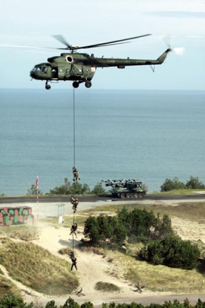 Operatorzy z JW Formoza ewakuujący się, przy użyciu śmigłowca Mi-17, metodą na winogrono po akcji zatrzymania terrorysty / Zdjęcie: Bartosz Głowacki