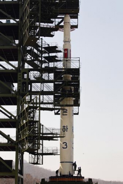Północnokoreańska rakieta Unha-3 na wyrzutni startowej / Zdjęcie: Ng Han Guan, AP Photo