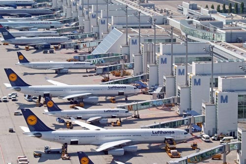 Fragment Terminalu 2 lotniska w Monachium. Lotniska w Europie Zachodniej starają się w coraz większym stopniu uczłowieczać swój wizerunek. Do tej pory sterylne przestrzenie mogły znajdować się gdziekolwiek na świecie. Dziś zarządzający portami lotniczymi starają się oswoić pasażerów z infrastrukturą, budując coraz bardziej przyjazne rozwiązania / Zdjęcie: Flughafen München GmbH