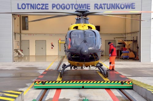 EC-135 na platformie transportowej na tle nowego budynku bazy SP ZOZ LPR w Łodzi / Zdjęcie: Andrzej Amerski