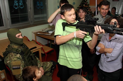 Na poprzednim zdjęciu oraz tym, funkcjonariusze BOA podczas wizyty w Centrum Zdrowia Dziecka w grudniu 2012. To tylko dwa z wybranych zdjęć, w których dzieci mają w rękach pistolet maszynowy H&K MP5A3 / Zdjęcie: Policja