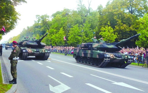 15 sierpnia, podczas defilady z okazji dnia Wojska Polskiego używane, poniemieckie Leopardy 2A5 z 11. LDKPanc. odgrywały rolę najnowocześniejszego sprzętu, gwarantującego bezpieczeństwo Polski. Tymczasem to stare, używane, poniemieckie czołgi, na dodatek stanowiące mniejszość (105) w zasobach polskich SZ. Więcej, bo aż 142 mamy jeszcze starszych 2A4. Sam inicjator ich zakupu, gen. Waldemar Skrzypczak napisał, że trzeba w nich co najmniej wymienić napędy wieży i armaty z hydraulicznych na elektryczne, wyposażyć w nowe urządzenia umożliwiające obserwację w zakresie 360o i prowadzenie ognia do wykrytych celów [?!], wymienić termowizyjne urządzenia obserwacyjno-celownicze na systemy nowszej generacji o raz wyposażyć w opancerzenie zwiększające odporność na rażenie pociskami przeciwpancernymi. Nie trzeba chyba dodawać, że MON kupując niemieckie Leopardy w żaden realny sposób nie zabezpieczyło interesów polskiego przemysłu zbrojeniowego, czy szerzej – polskich interesów gospodarczych. Na modernizacji – o ile w końcu do niej dojdzie – zarobią więc po raz kolejny Niemcy. 
Samo rozkonserwowanie i uruchomienie pierwszej partii Leopardów 2A4, oficjalnie otrzymanej za darmo, kosztowało ponad 100 mln zł. Polski Bumar Łabędy przez pierwszych 5 lat eksploatacji otrzymał za ich przeglądy około miliona złotych. Nawet ta śmieszna kwota nie trafiła do polskiego przedsiębiorstwa w całości. 40% trzeba było zapłacić specjalistom z KMW, bo zakłady nie mają know-how, by samodzielnie wykonywać nawet stosunkowo proste prace obsługowe. Przy podpisywaniu umów dla MON ważniejsze było, by mieć co pokazywać na paradach...